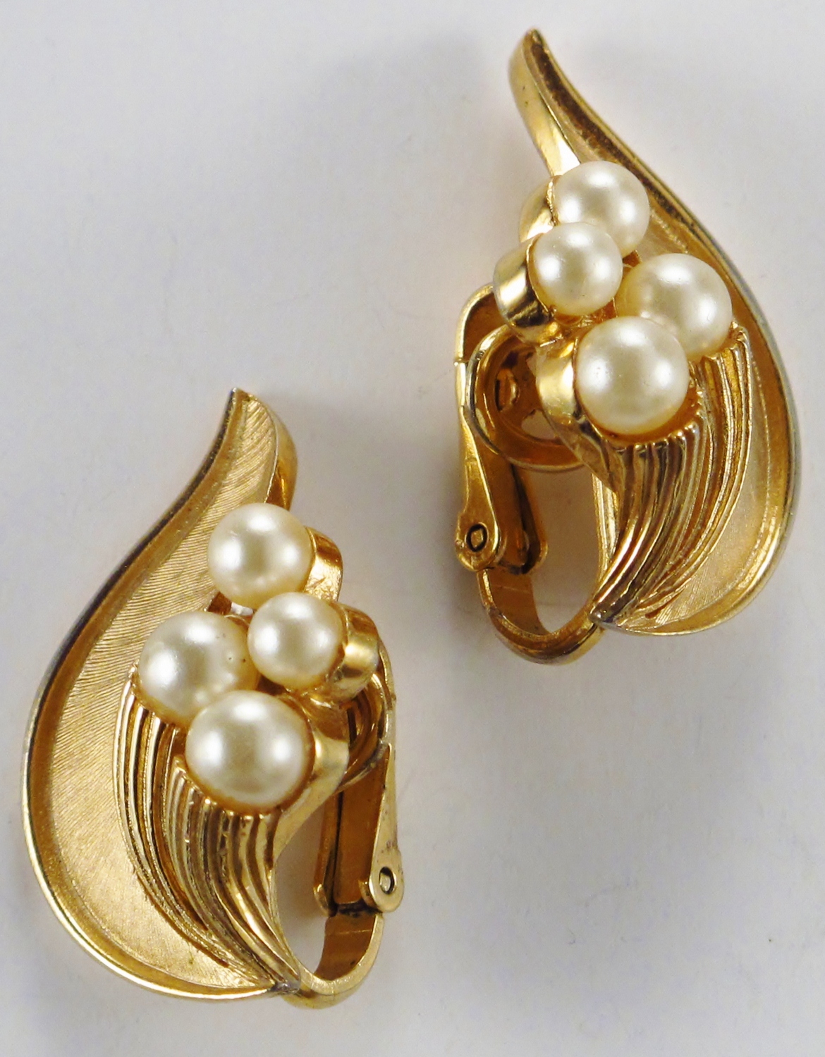 Trifari Vintage Pearl On Gold Tone Necklace & Earrings 1950`s Ca 